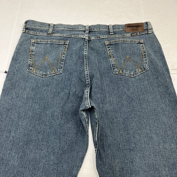 Wrangler Jeans Mens 42x30 Relaxed Fit Straight Leg Denim Western Casual Comfort - Picture 4 of 13